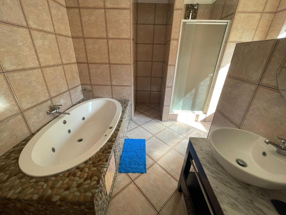 The Black Crown Hotel Hartbeespoort Bagian luar foto