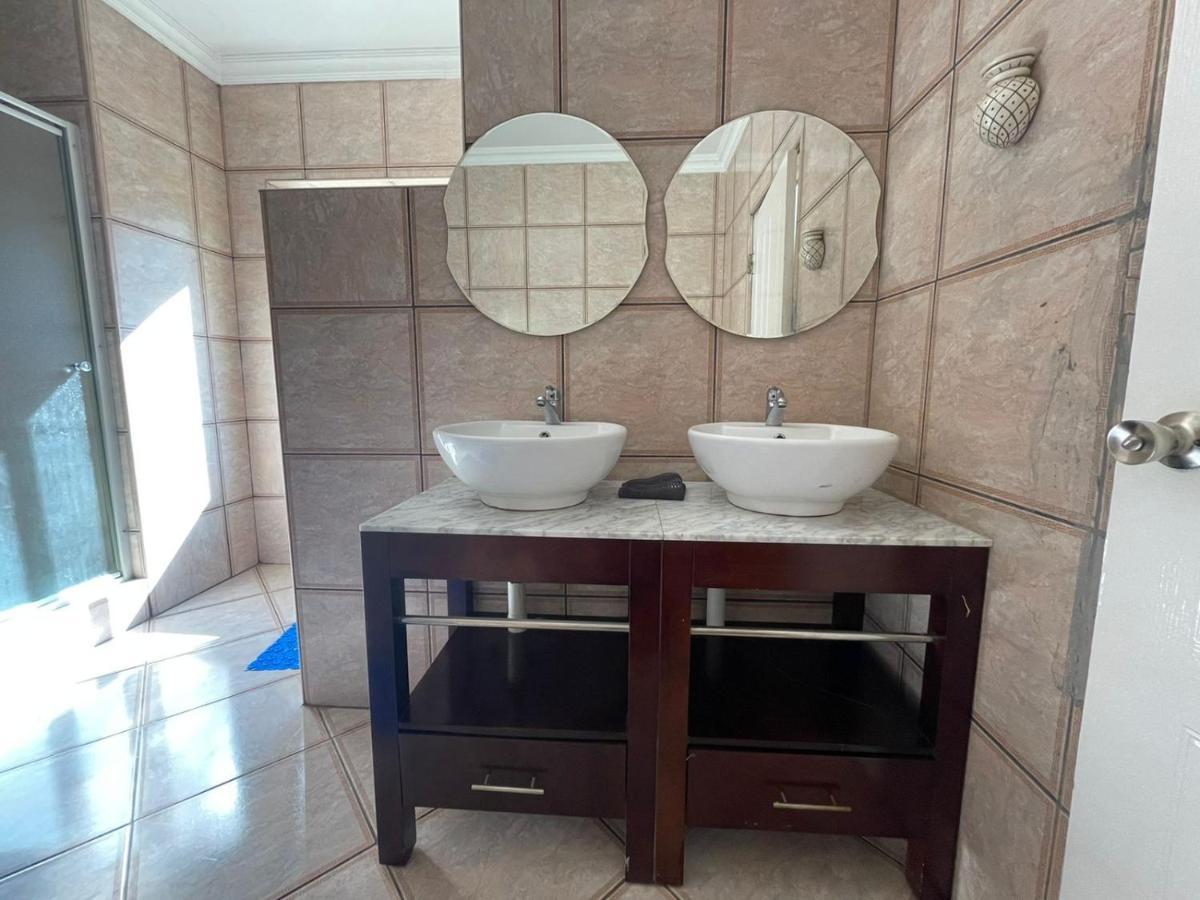 The Black Crown Hotel Hartbeespoort Bagian luar foto